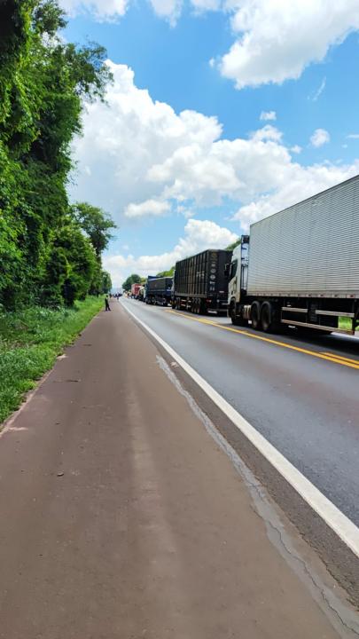 Foto 9 de 9 — URGENTE: Acidente entre caminhões interdita SP-255 entre BES e Araraquara